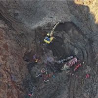 一尾礦干堆場坍塌 5人被埋！當地組織上百人展開救援